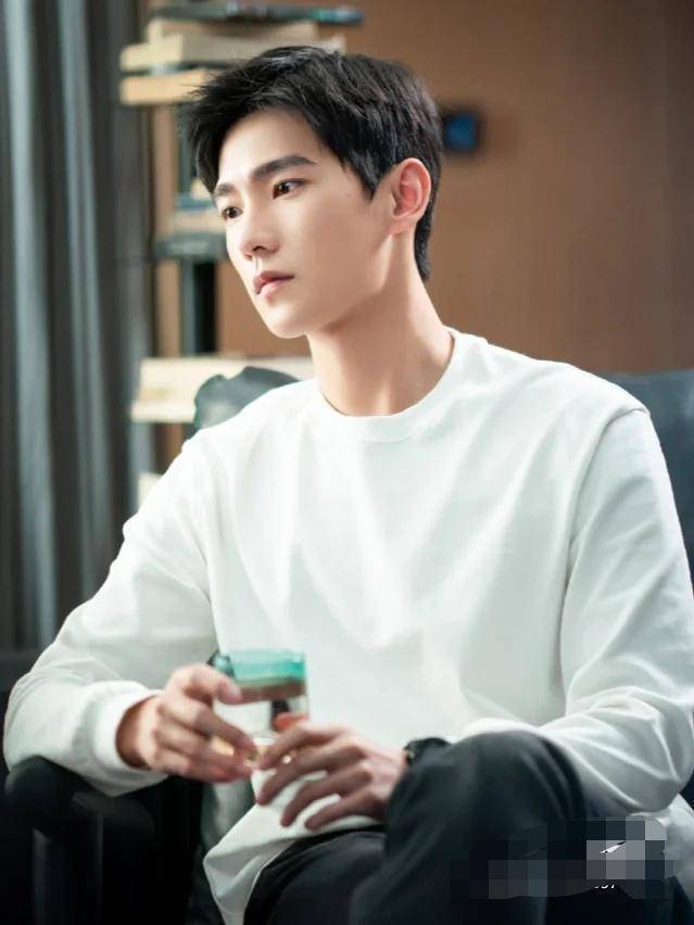 很多粉丝希望重拍,和热巴重拍一次,也有人说杨洋现在的年龄不适合了