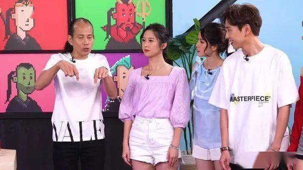 由堪舆学家苏民峰拍住4位j2ers,包括倪嘉雯(carmen),陈若思(amber),陈