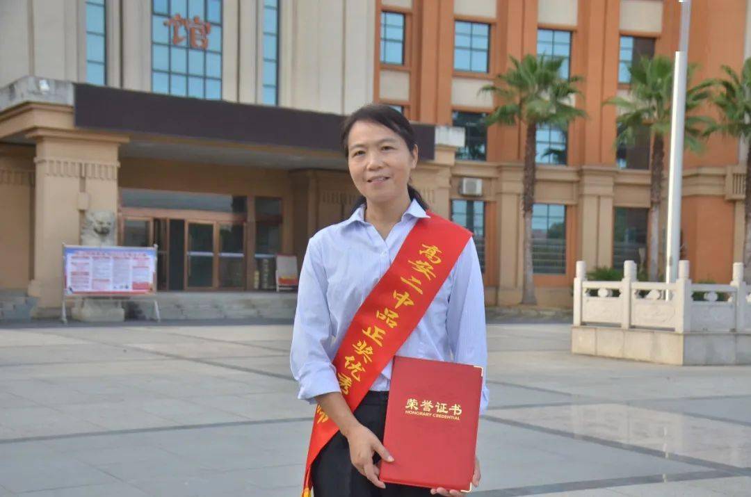 高安二中授予20名教师"品正奖优秀教师,班主任"称号!_教学_从教_教育