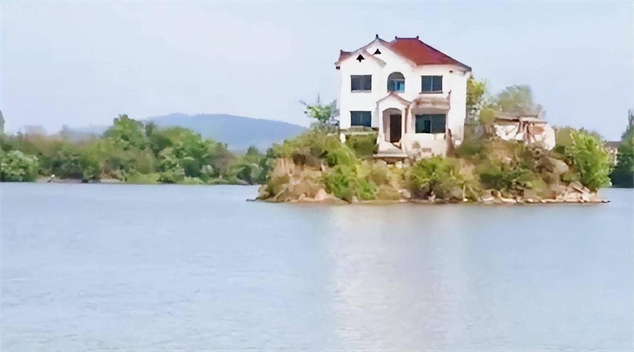 浙江安吉"孤岛别墅",坚守30年的钉子户,如今面临被淹没的风险_政府