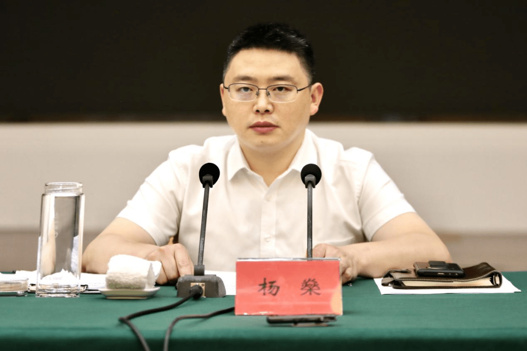 杨燊主持召开区政府第26次常务会议_义务教育_会议室_湖区