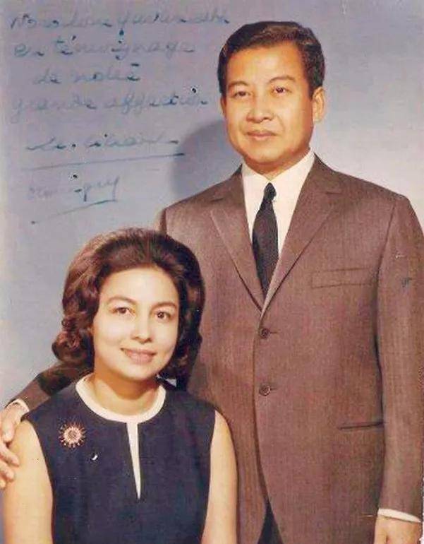 莫尼列太后年轻的时候就很会打扮自己,不仅有一条那个年代人人羡慕的