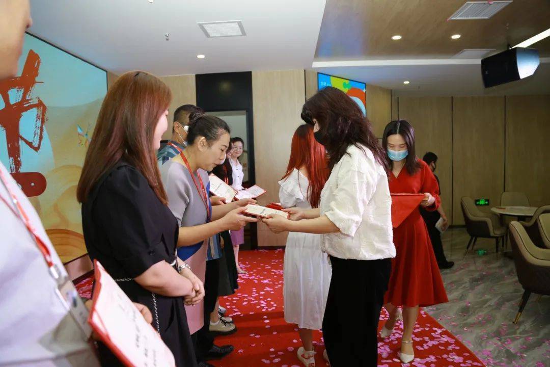 合建装饰品牌推荐官,歌手王若熙,为大家带来好听的歌曲《像个孩子》