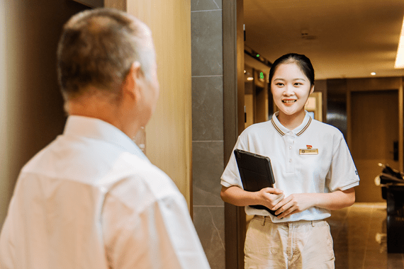 保利物业人员进行上门回访早在2019年,保利发展控股经过不断探索和