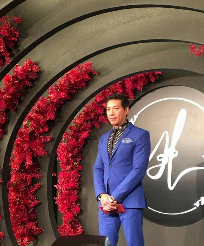 "乌鸦"张耀扬胡子头发全白!穿西装身材壮硕,大背头时髦显和善