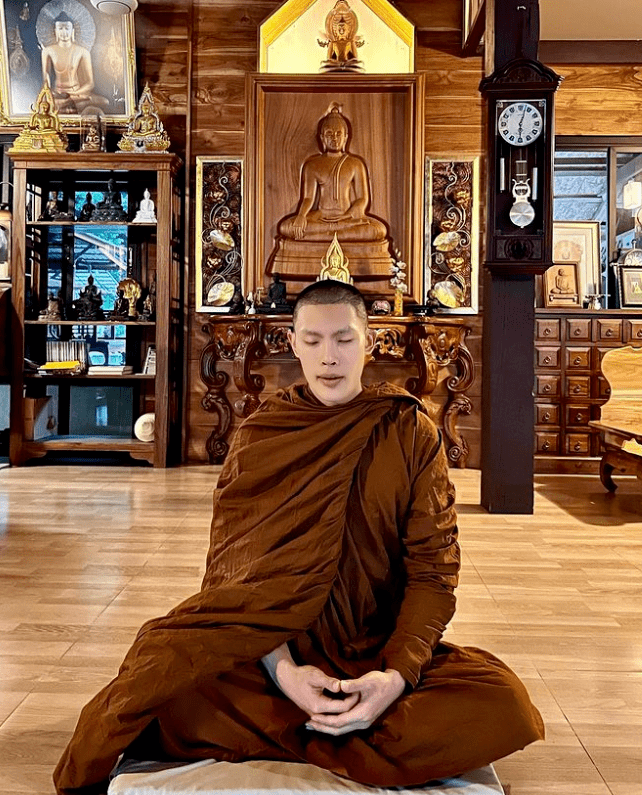 泰国又出一个肌肉和尚,维度虽然不大,但是很精壮!_tananat_sun_成年人