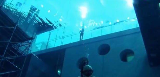 全球“最深”泳池，足有42米深如同黑洞，引无数游客前来挑战
