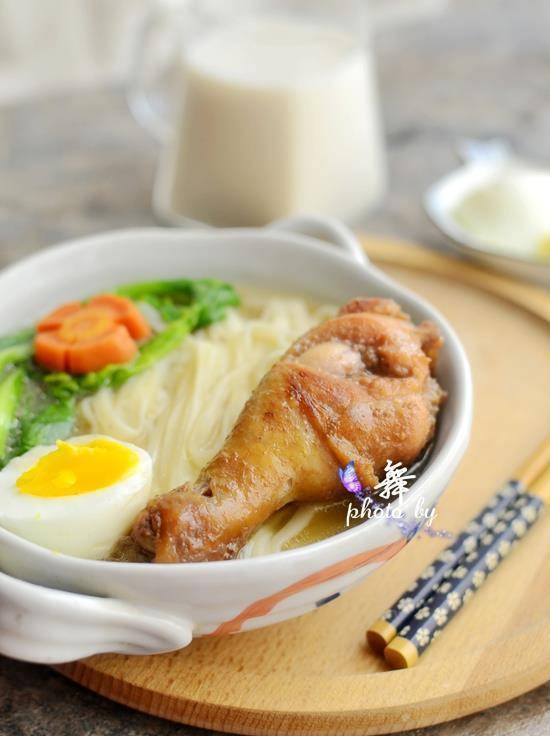 早上煮的这碗面条,我就加了这个调料,一碗下肚都不够_鸡腿_电饭煲