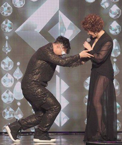 甄妮和他在一起的时候非常恩爱,但让人遗憾的是,傅声却因为车祸去世了