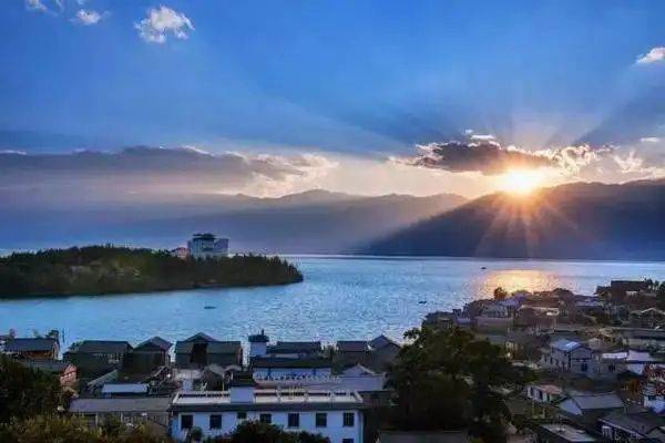 雲南的天氣四季如春,一年四季都適合旅遊,這裡是滇族部落的生息之地