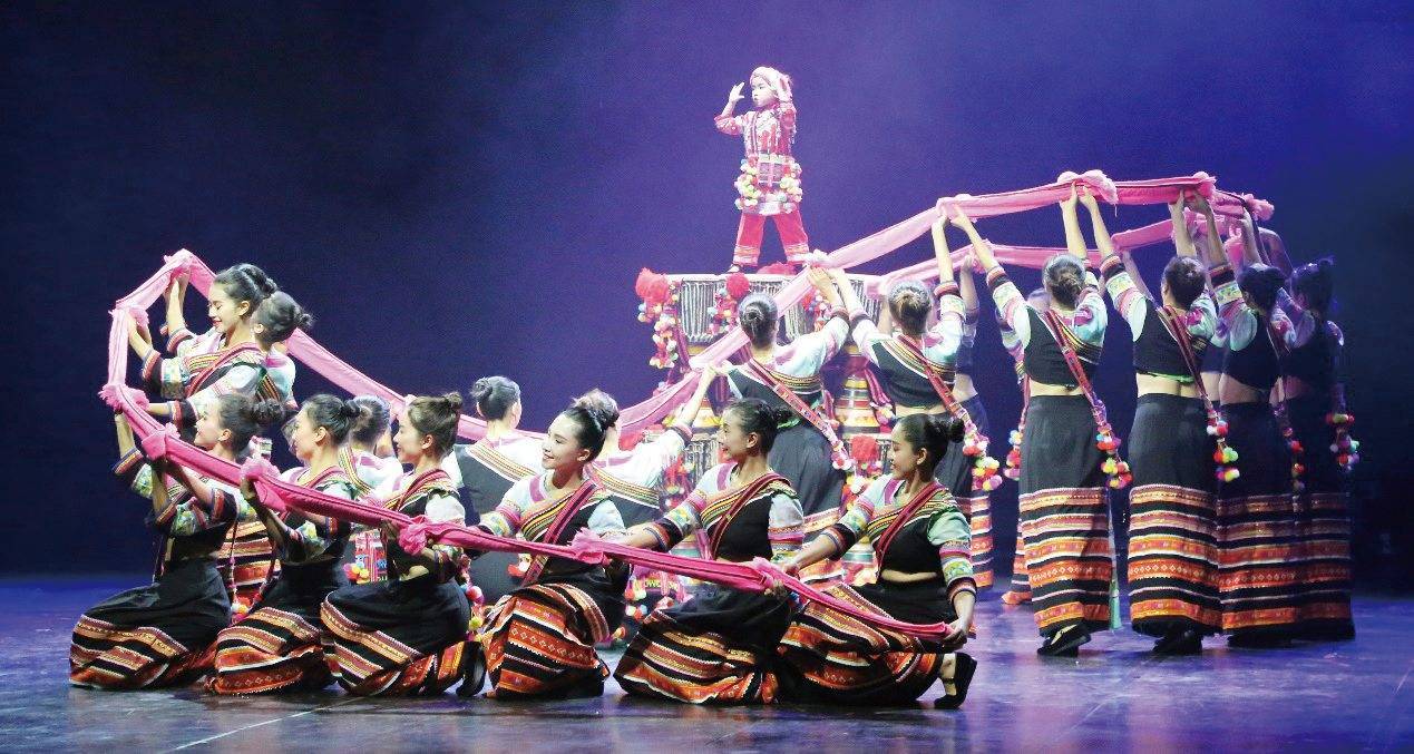 舞蹈——摆舞,以拉祜族民歌《四季调》《舂盐巴辣子调》和拉祜族打击