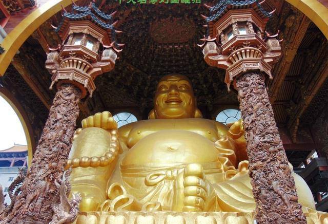 广西布达拉宫，供东南亚第一铜佛，地基挖出超大原石，建造者成谜