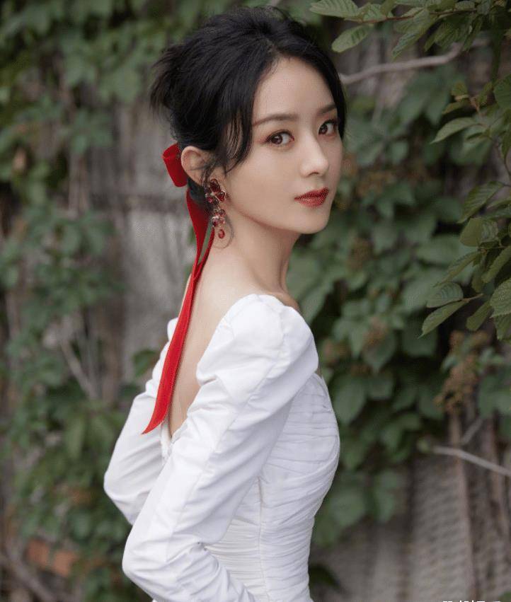不得不说赵丽颖侧身照看上去身材真的好瘦,不得不说这些女明星还真的