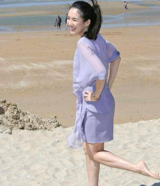 章子怡早期沙滩照曝光,看到她双手掐腰那刻,网友:难怪汪峰喜欢_国际