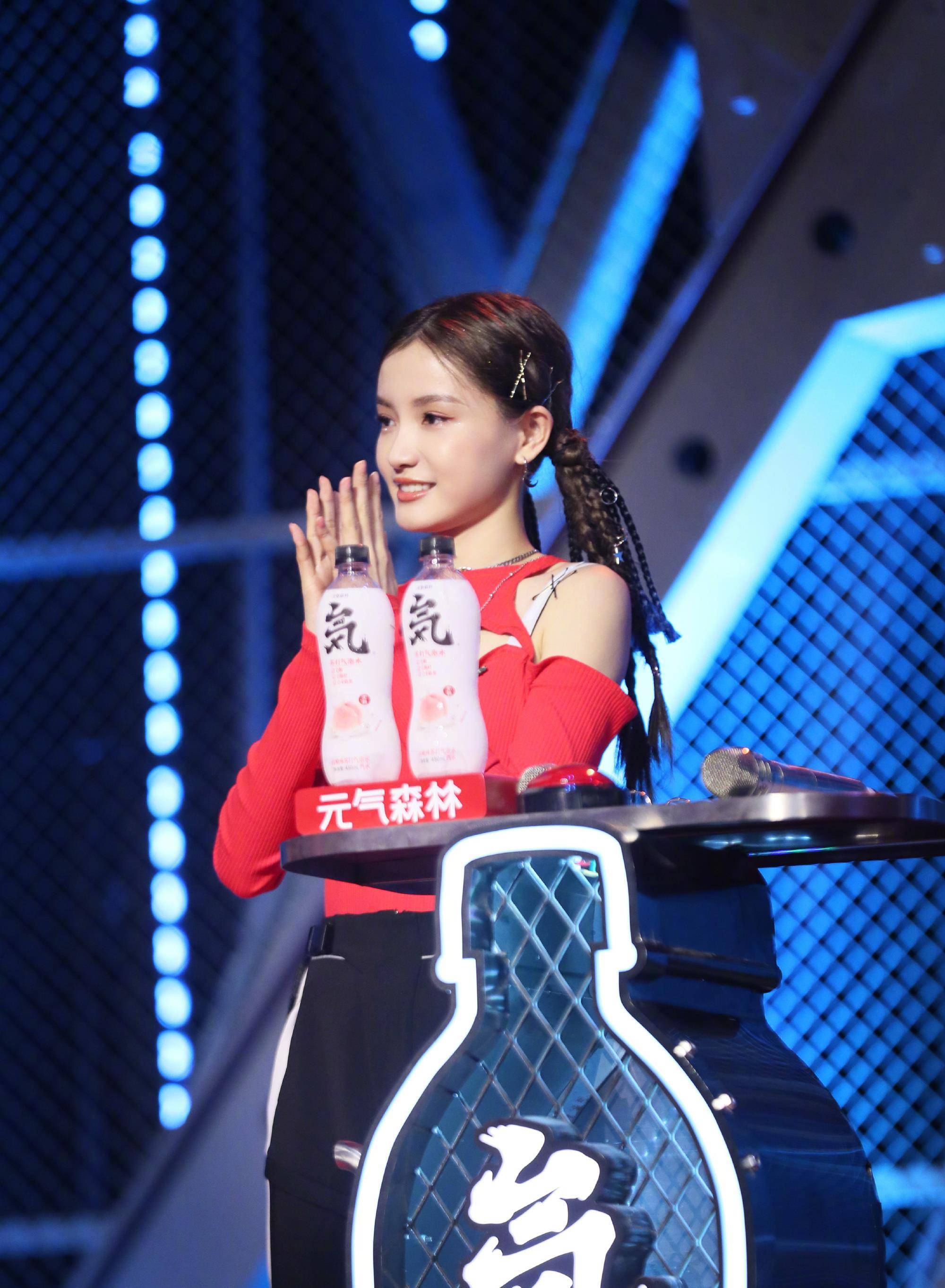 林小宅首次尝试旗袍,浓妆搭配双马尾,形成不一样的时尚_造型_黑色