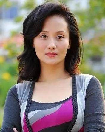 "女强人专业户"李颖,模特选美出道,54岁依旧美丽如少女_演艺事业_挂历