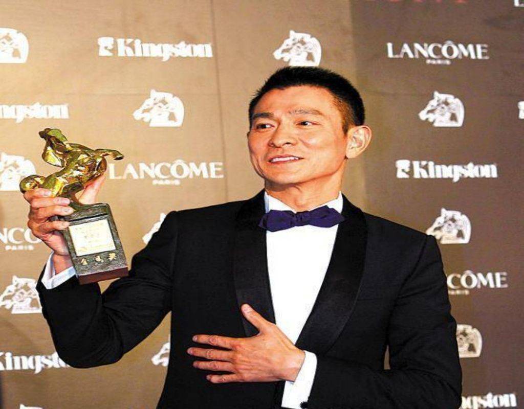 一代天王刘德华,超100000000粉丝为其庆祝出道40年,他凭什么那么火?