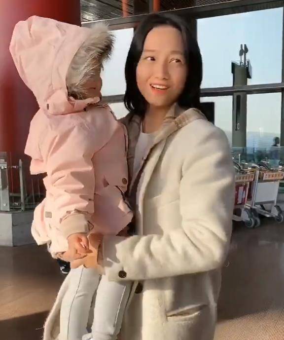 朱丹抱着女儿等车,小姑娘看到有镜头,可爱的表现太萌了_手机搜狐网