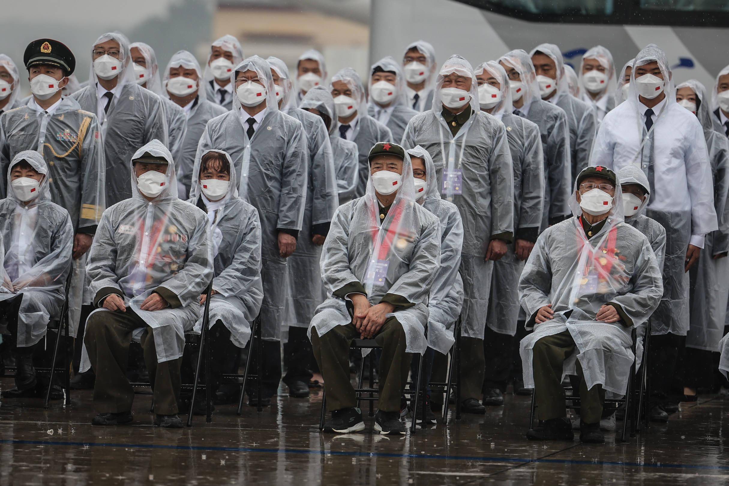 新华社记者 王乙杰 摄9月16日,在沈阳桃仙国际机场,礼兵将殓放志愿军