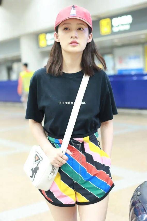 李沁打扮真有时髦感,穿"彩虹短裤"出门,"小鸟腿"好抢眼_颜色_时尚