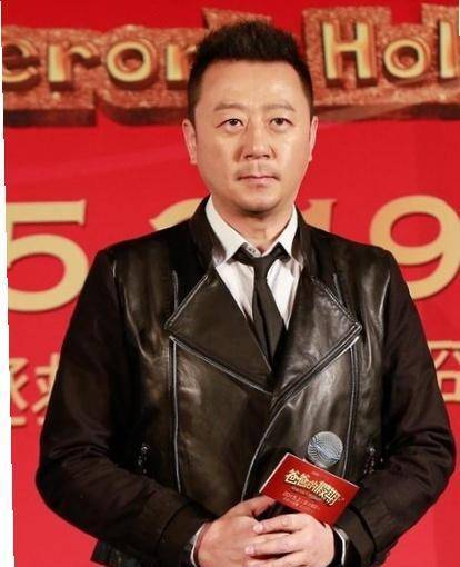 52岁郭涛还挺会耍帅,条纹衬衣配牛仔裤,一米八身材贼棒_气质_衬衫