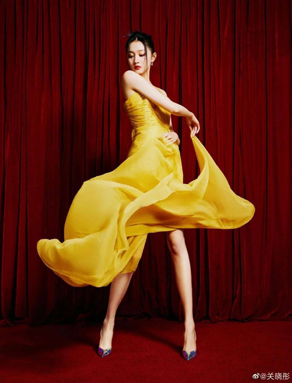 关晓彤身穿黄色吊带裙舞动优雅！肤白貌美大长腿性感迷人