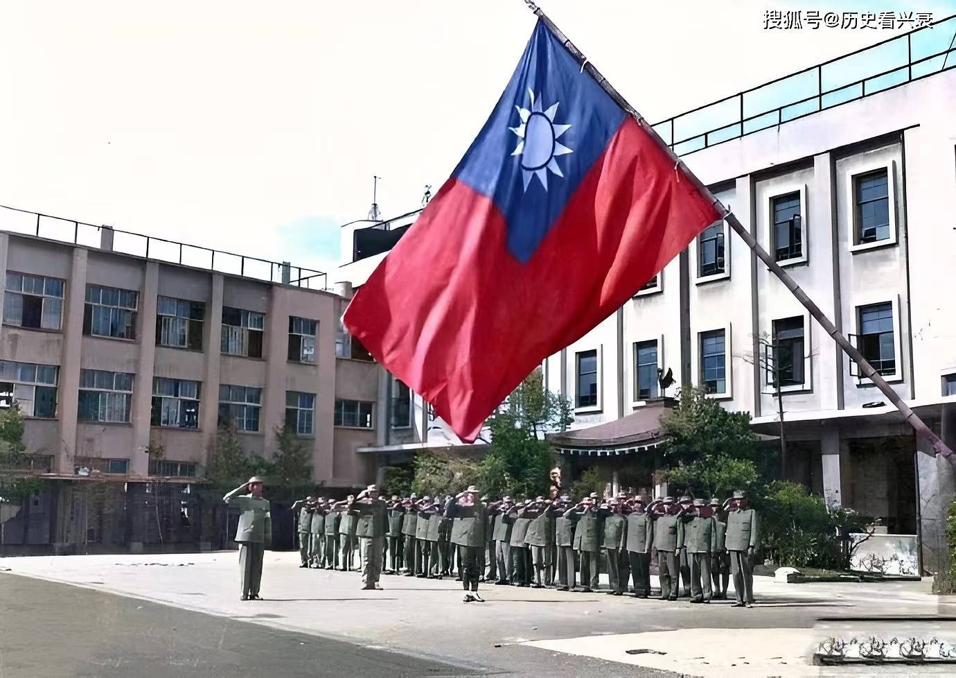 1946年在日本大阪拍摄的照片,这是中国国旗第一次以胜利者的姿态插在