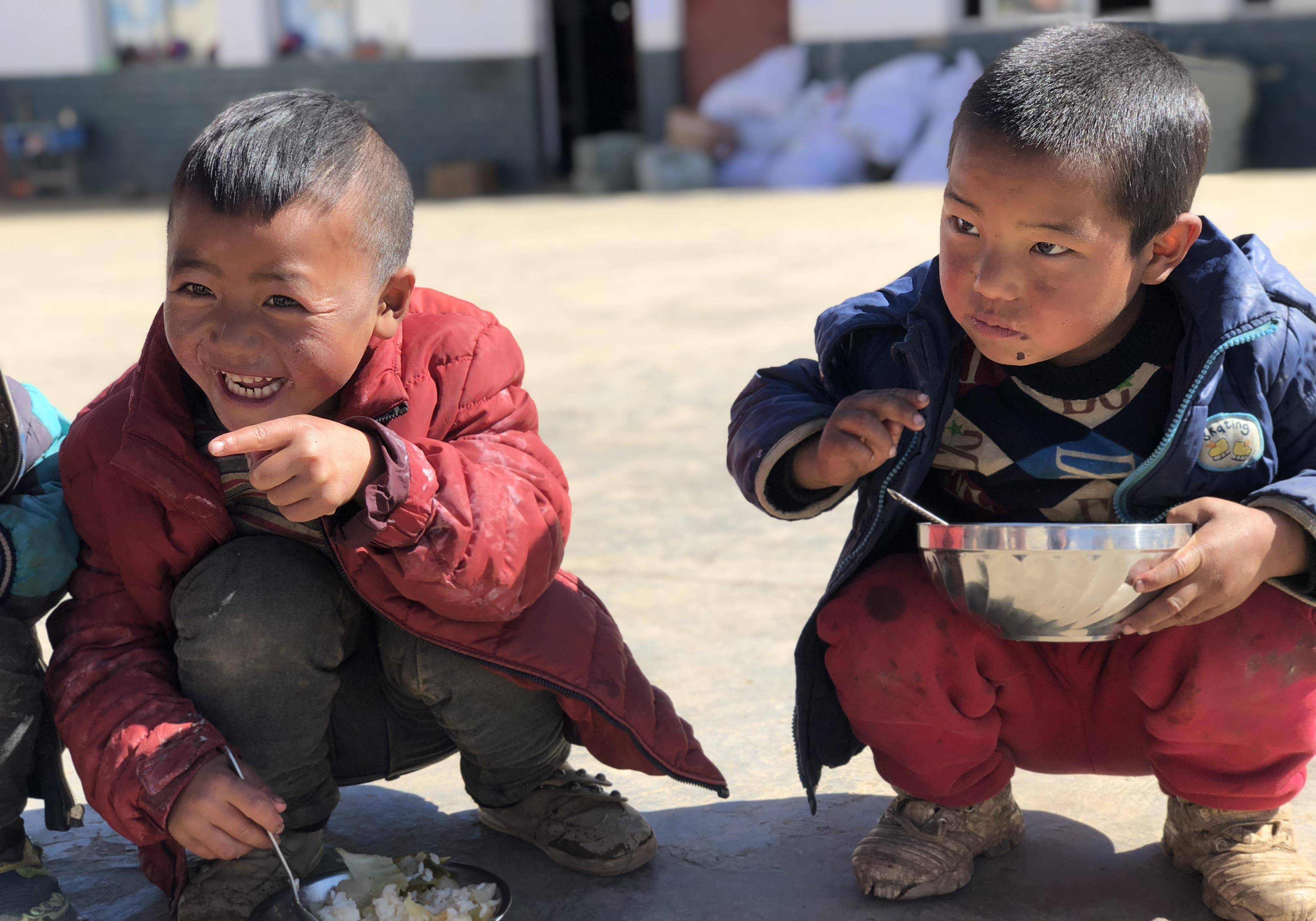 那些村头村尾的调皮孩子们成天都是灰头土脸的.