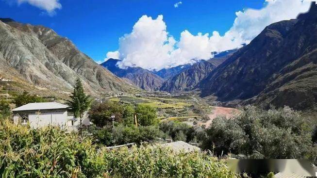 德钦奔子栏达日村:生态移民展新颜,勤劳致富生活甜(视频)_奔子栏镇