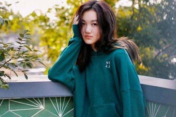 每一个人都长发披肩,穿着凸显身材的服装,且都是大长腿,李嫣特意用