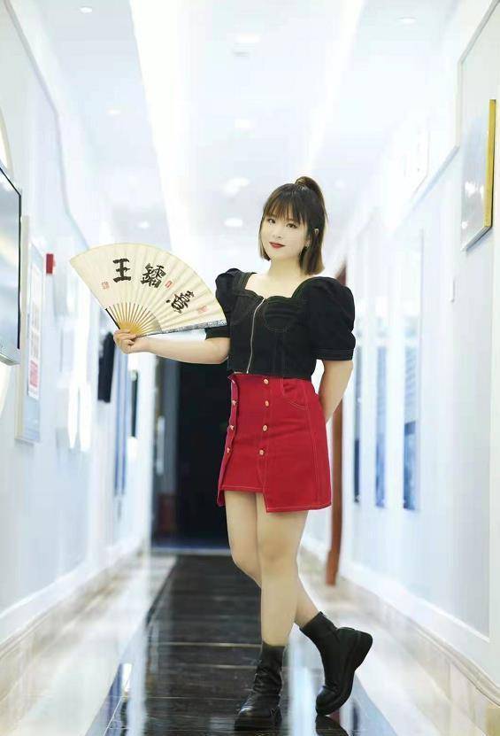 王镭熹(曾用名王玥),中国内地女歌手,演员,李派快板书传人,高派山东