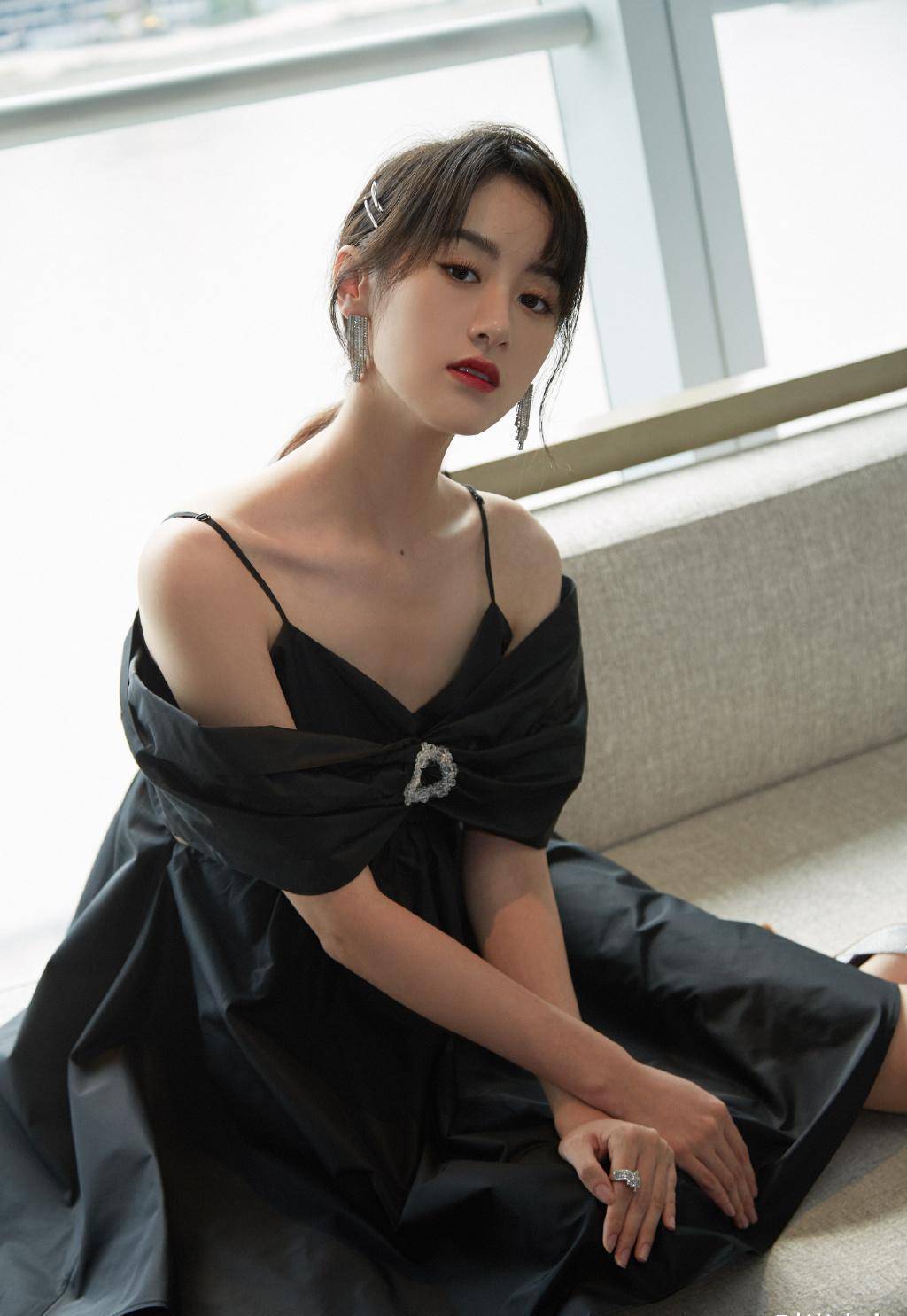 今穿蝴蝶结吊带裙,美得复古优雅_袁冰妍_白色_时尚