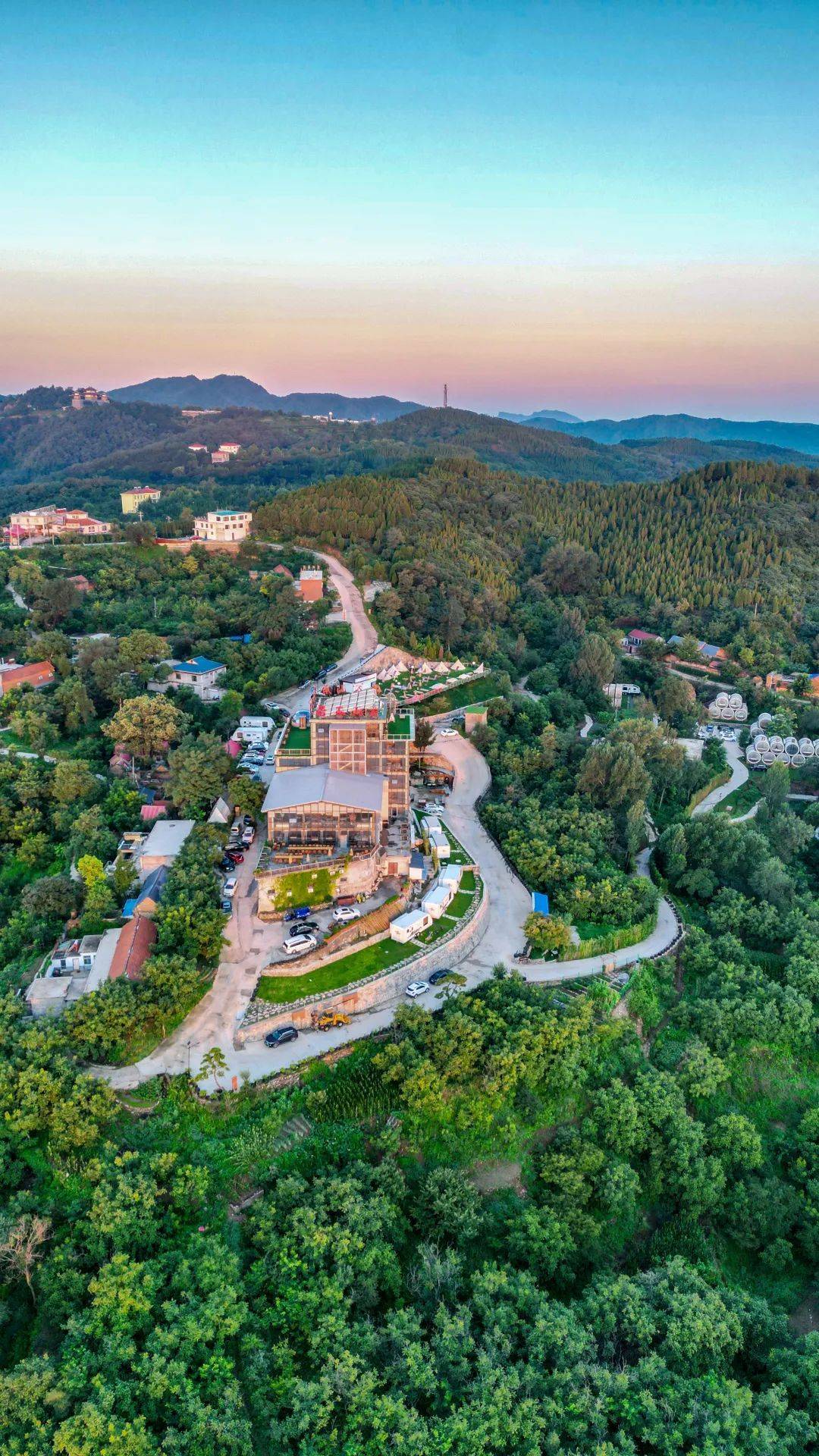 沿着蜿蜒的山路行驶,一路盘旋上山,山林环绕间,便可以看到若谷山居的