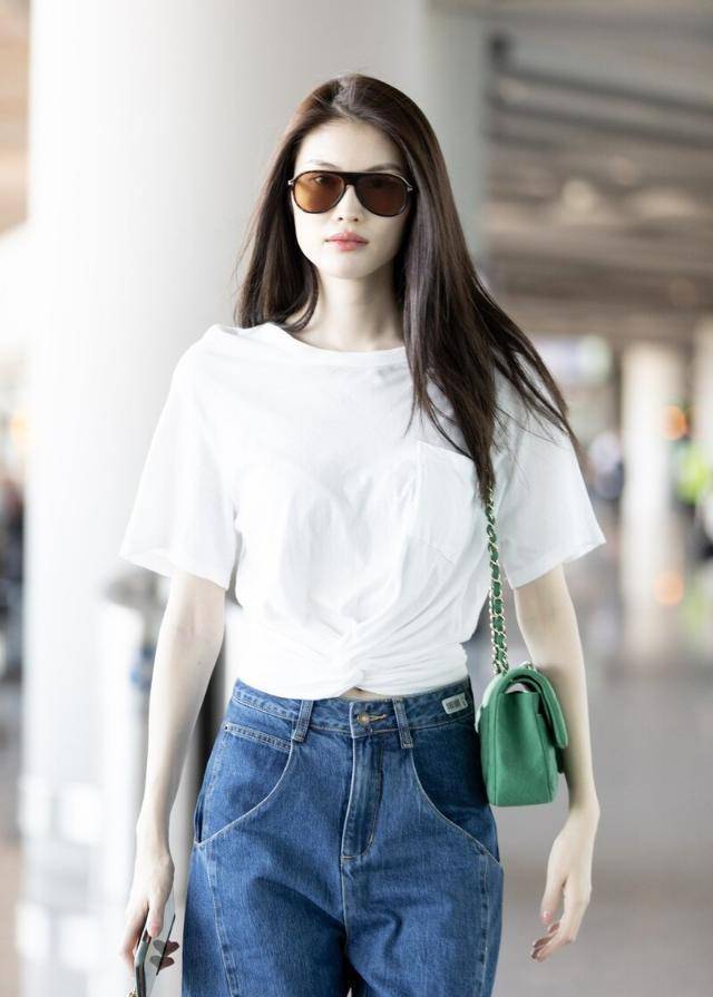何穗不愧是超模,短袖和牛仔裤都能穿出高级感,出门就像在走秀_感觉