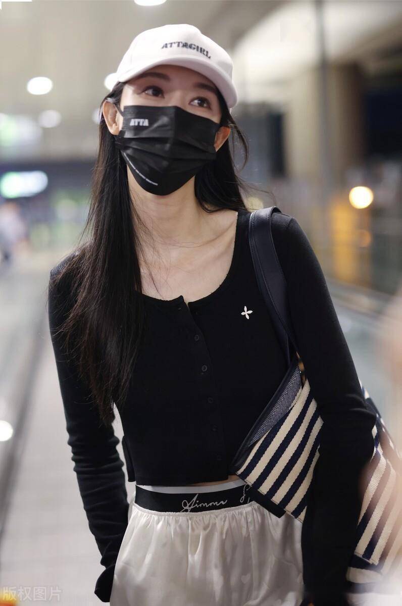 街拍:张俪黑色短t恤 白色短裤活力满满_机场_上海_拳击