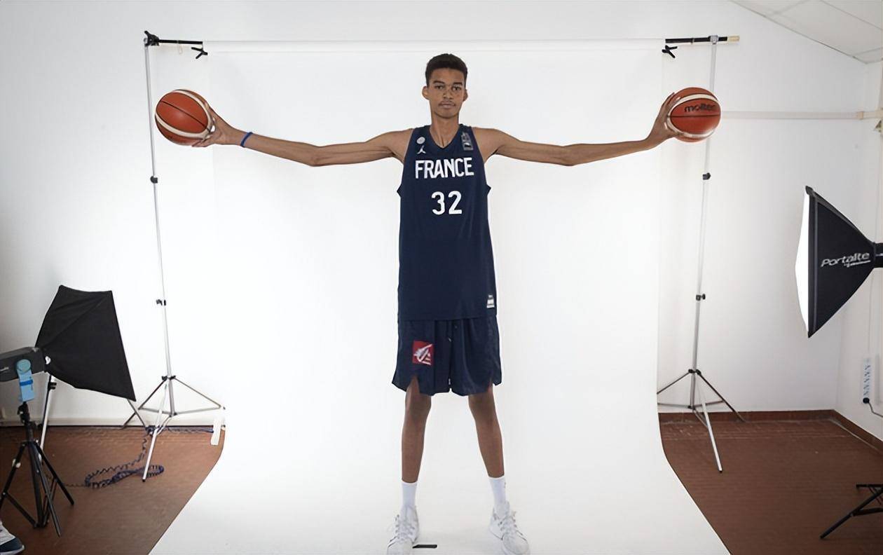 身高2.2米多,臂展2.