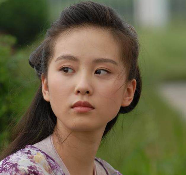 别看刘诗诗长相温婉,总是给人一种柔柔的质感.