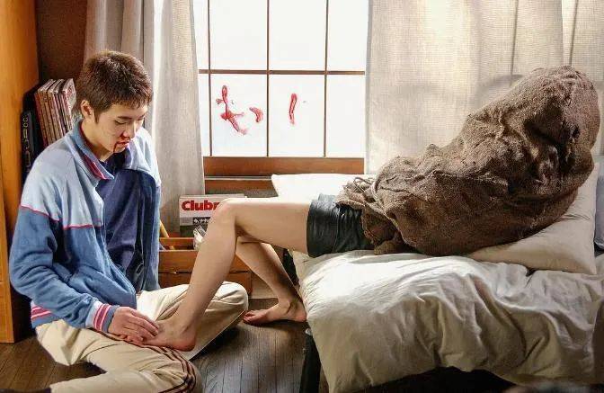 八,《鬼三惊》《发如血》经营假发店的小美,小蜜两姐妹一向不睦.