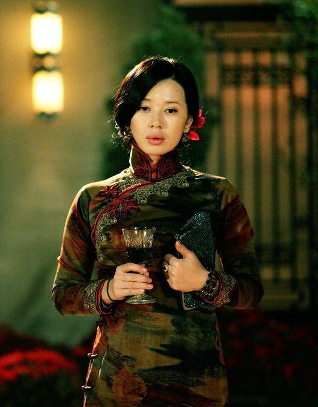 国内不火,却走向国际的余男,穿上旗袍后,美得优雅又大气!