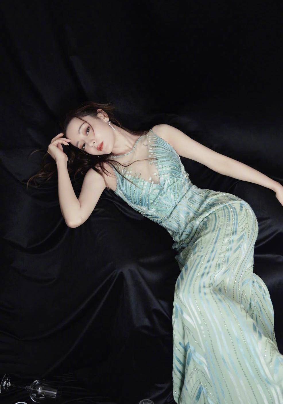 炎炎夏日愁穿搭?清凉薄荷绿齐齐上线,热巴把薄荷绿穿的好时尚!