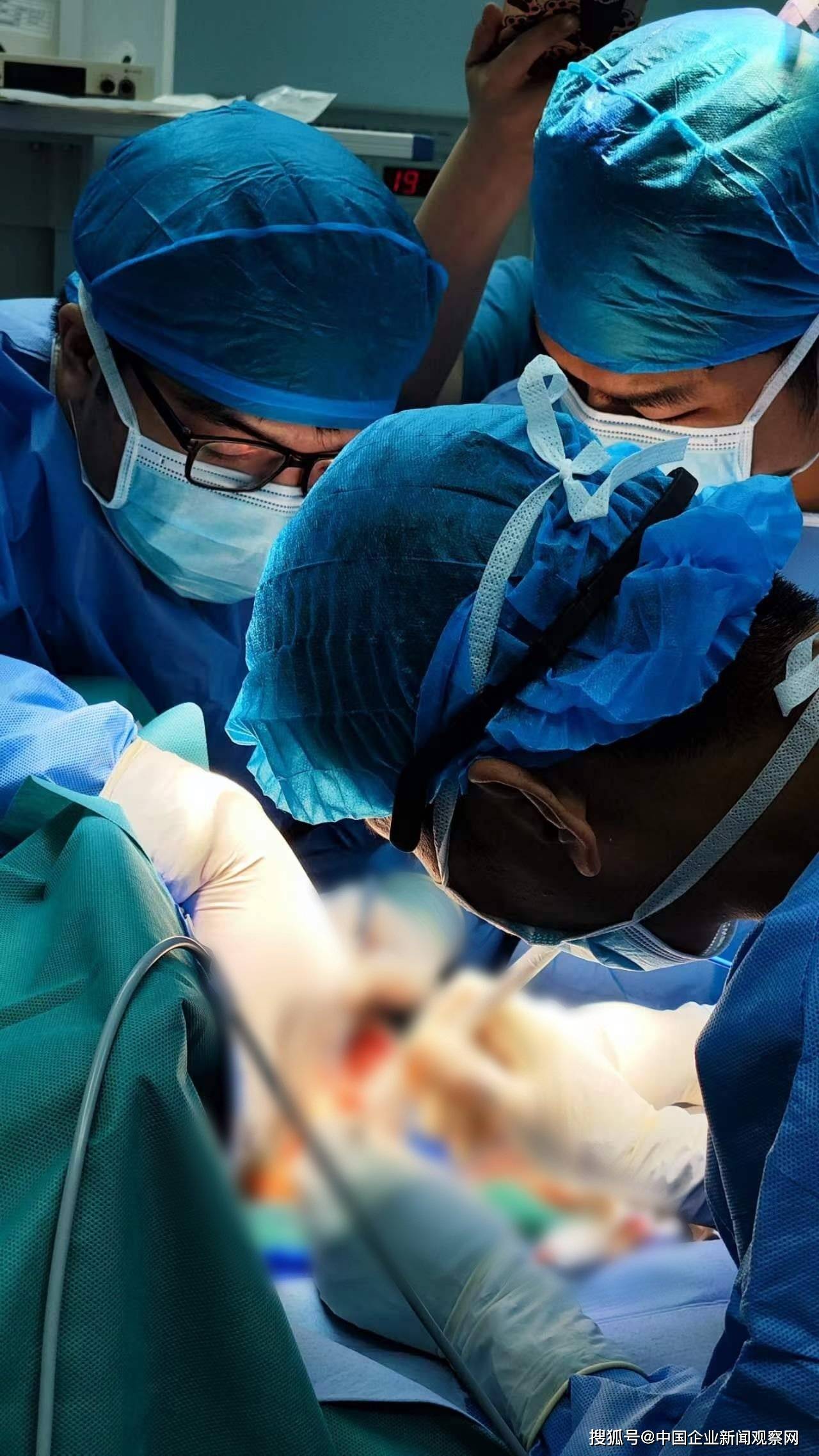 深圳一孕妇产下寄生胎后手术成功拆除_患儿_医生_胎儿