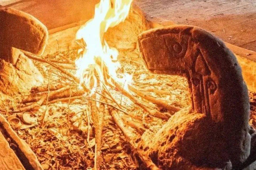 摩梭人的升火仪式(图片来源:《四川省纳西族社会历史调查》)火塘钟 