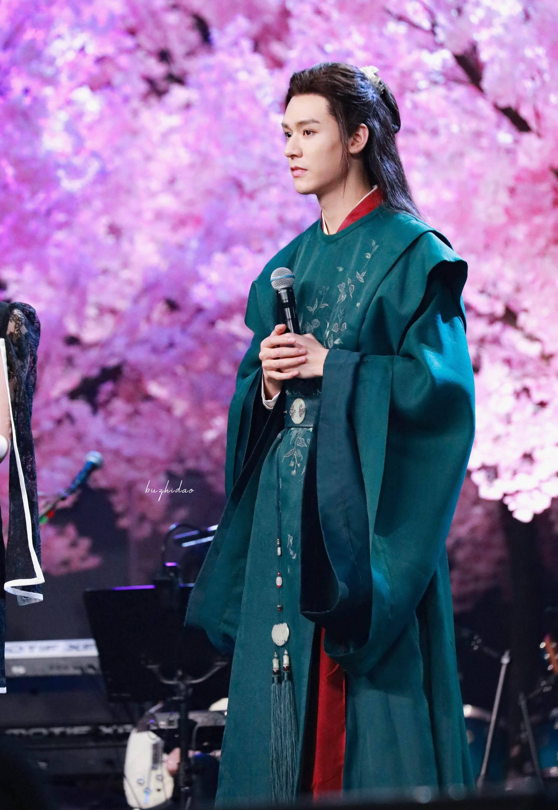 龚俊回村吃流水席被拍,毫无明星架子很接地气_网友_山河_的图片