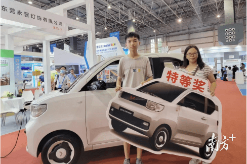 中奖者现场“开走”五菱MINI汽车!回顾2022东莞台博会精彩时刻_抽奖_活动_张女士