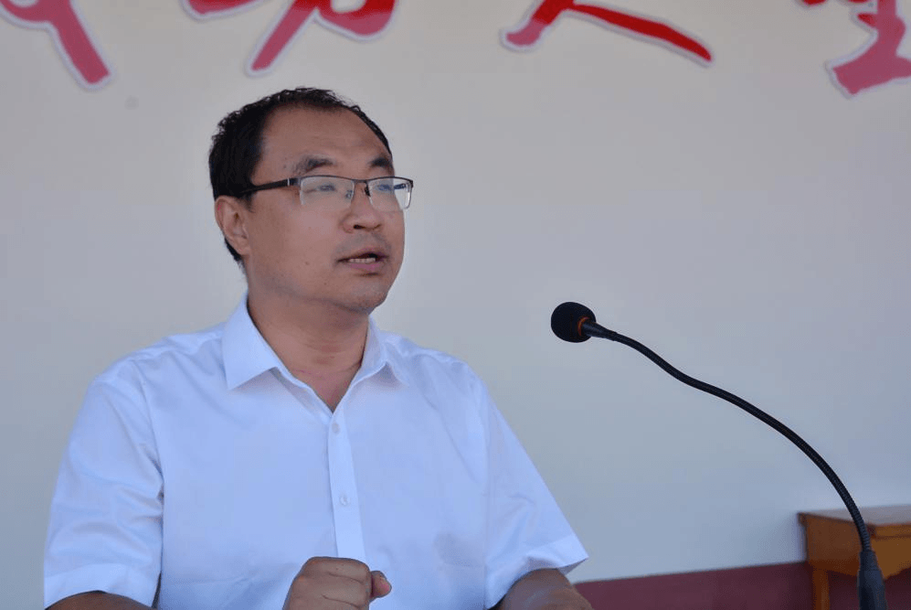 巨鹿中学校长秦国卫做最后的总结发言,秦校长强调,高一同学应把军训中