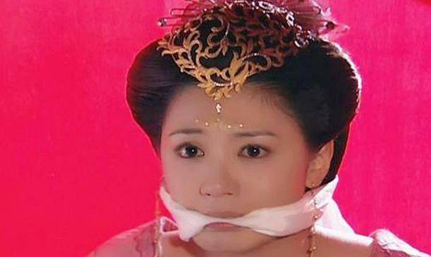 贾静雯被白色丝巾堵住嘴,眼里溢满了泪水,不过她的眼中丝毫不见害怕