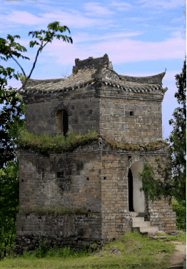 有庙舍四十七间祖师殿(又称玄天宫)建在山峰之上鲤鱼山是安康