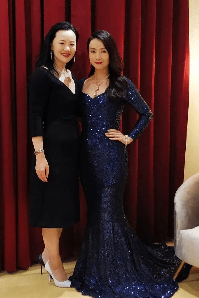 咏梅长相不艳丽,素颜暗沉还有许多坑洼,但岁月沉淀的气质好优雅_照片