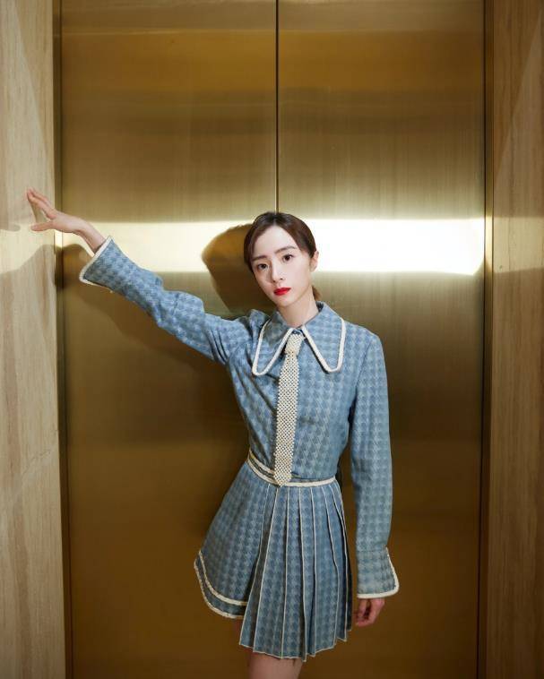 胡冰卿秋游大片,无袖小白裙秀窈窕身姿,终于相信她才87斤_look_网友