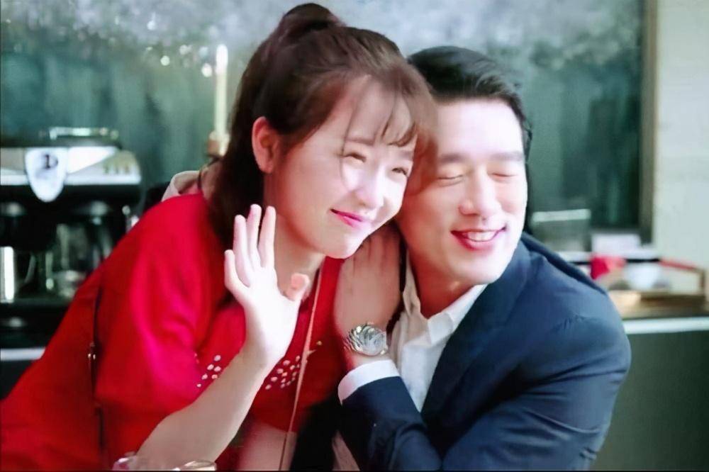 虞书欣穿香槟色露背裙出席活动,首次担任主持搭档胡一天,瘦不少_网友